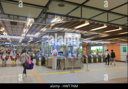 Menschen reisen Longshan Tempel MRT u-Bahnstation in Taipeh. Stockfoto