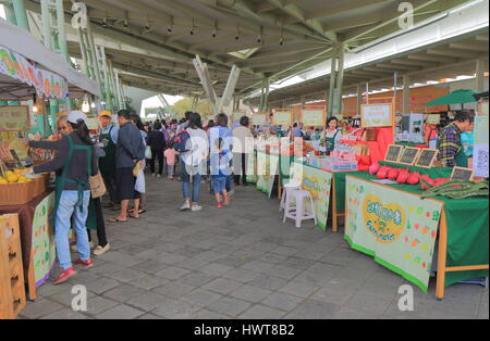 Menschen besuchen Taipei Expo Park Bauernmarkt in Taipeh. Stockfoto