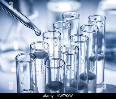 Verschiedene Laboratorien Becher und Gläser. Monochrom. Stockfoto