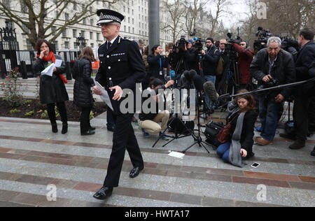 Mark Rowley, Assistant Commissioner für Specialist Operations in der Metropolitan Police, nach dem Gespräch außerhalb Scotland Yard in London, am Tages nach einem Terroranschlag, wo Polizisten Keith Palmer und drei Mitglieder der Öffentlichkeit starb, und der Angreifer wurde erschossen. Stockfoto