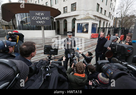 Mark Rowley, Assistant Commissioner für Specialist Operations in der Metropolitan Police sprechen außerhalb Scotland Yard in London, am Tag nach einem Terroranschlag, wo Polizisten Keith Palmer und drei Mitglieder der Öffentlichkeit starb und der Angreifer erschossen wurde. Stockfoto