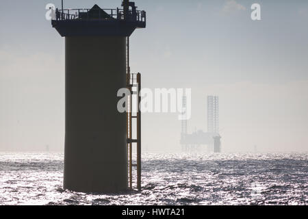 Der Atlantik Amsterdam neben dem ersten Rennen Bank Offshore-windpark (Zeile 01-Z02) Umspannwerk während der Bauphase 2017 aufgebockt. Stockfoto