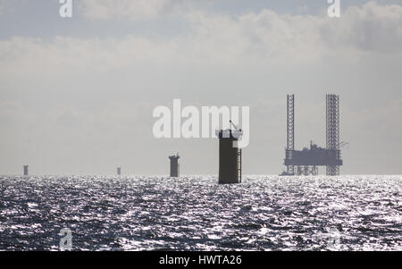 Der Atlantik Amsterdam neben dem ersten Rennen Bank Offshore-windpark (Zeile 01-Z02) Umspannwerk während der Bauphase 2017 aufgebockt. Stockfoto