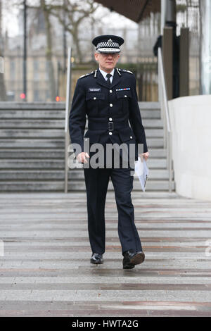 Mark Rowley, Assistant Commissioner für Specialist Operations in der Metropolitan Police, außerhalb Scotland Yard in London, nachdem sieben Personen haben bei Razzien in London, Birmingham verhaftet und an anderer Stelle in der Westminster-Terror-Anschlag verbunden. Stockfoto