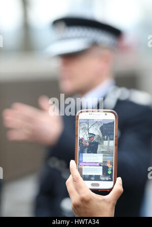 Mark Rowley, Assistant Commissioner für Specialist Operations in der Metropolitan Police ist auf einem Smartphone außerhalb Scotland Yard in London, gefilmt, nachdem sieben Menschen bei Razzien in London, Birmingham und anderswo verbunden mit dem Westminster-Terror-Anschlag verhaftet wurden. Stockfoto