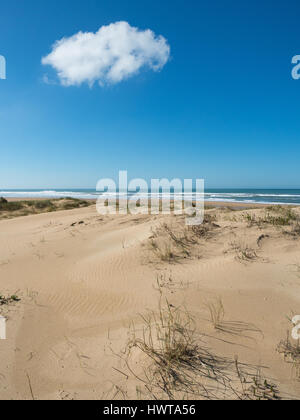 Blauer Himmel, Wolke und Sanddüne. Stockfoto