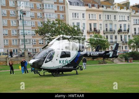 Kent und Sussex Air Ambulance landeten am Warrior Square Gardens in St. Leonards-on-Sea in East Sussex, England während der Teilnahme an einem medizinischen Notfall. Stockfoto