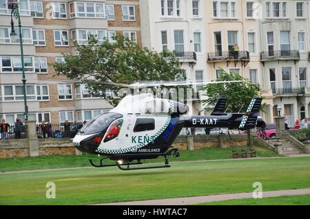 Kent und Sussex Air Ambulance abheben am Warrior Square Gardens in St. Leonards-on-Sea, England nach der Teilnahme an einem medizinischen Notfall. Stockfoto