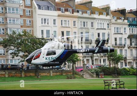 Kent und Sussex Air Ambulance abheben am Warrior Square Gardens in St. Leonards-on-Sea, England nach der Teilnahme an einem medizinischen Notfall. Stockfoto