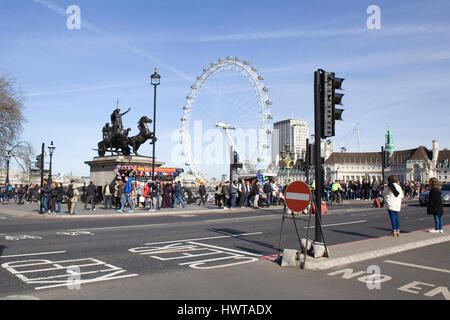 Sightseeing auf Westminster Bridge London Touristen Stockfoto