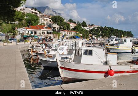 Kleine Boote vor Anker im Hafen von Brela in Kroatien. Stockfoto