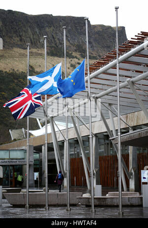 Flaggen wehen auf Halbmast außerhalb des schottischen Parlamentsgebäudes in Holyrood, Edinburgh, für die Opfer von Terror-Anschlag von Westminster. Stockfoto