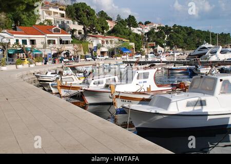 Kleine Boote vor Anker im Hafen von Brela in Kroatien. Stockfoto