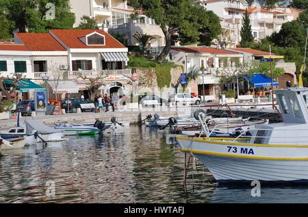 Kleine Boote vor Anker im Hafen von Brela in Kroatien. Stockfoto