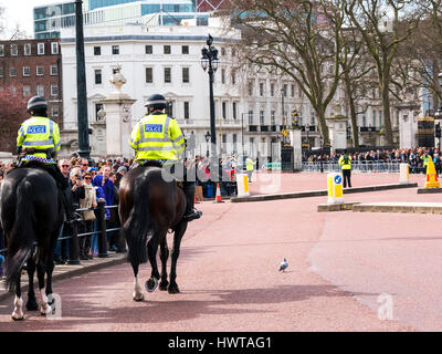 LONDON Polizistin auf dem Pferderücken im Buckingham Palace Stockfoto