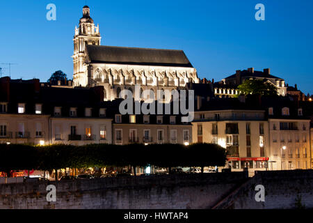 die Kathedrale von Saint-Louis in Blois, während der blauen Stunde, gesehen von der Brücke auf der loire Stockfoto