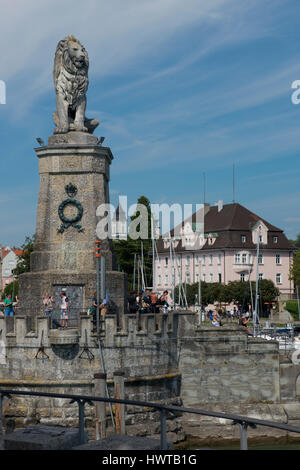 Der bayerische Löwe am Eingang des Hafens von Lindau, ein malerisches Dorf am Bayerischen Ufer des Bodensee. Stockfoto