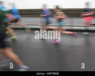 Läufer in den brighton Halbmarathon entlang der Strandpromenade in Brighton Stockfoto