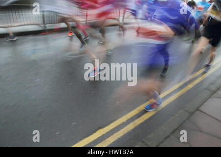 Läufer in den brighton Halbmarathon entlang der Strandpromenade in Brighton Stockfoto