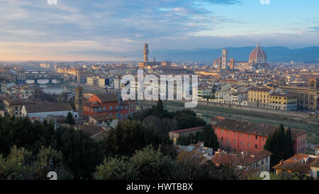 Ein Panoramablick auf Florenz, Italien, und den Geburtsort der Renaissance, in der Abenddämmerung Stockfoto