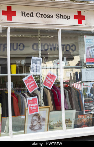 Cirencester - British Red Cross Charity-Shop bei Cricklade Street, Cirencester, Gloucestershire im März Stockfoto