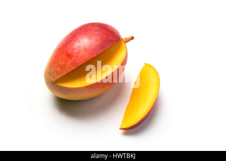 Stück Obst genannt Mango auf weißem Hintergrund Stockfoto