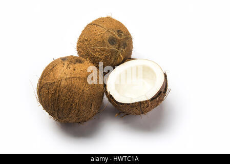 Kokos-Stück und eine rissige auf weißem Hintergrund Stockfoto