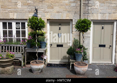 Studium der Türen auf Cotswold Stein Reihenhäuser in Cecily Hill in Cirencester Stockfoto