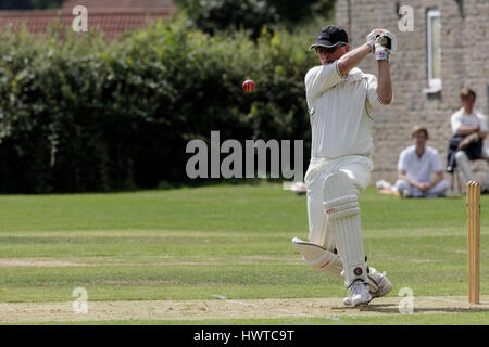 Nahaufnahme von Schlagmann den Ball während ein Dorf-Cricket-Match. Stockfoto