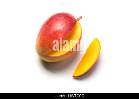 Stück Obst genannt Mango auf weißem Hintergrund Stockfoto