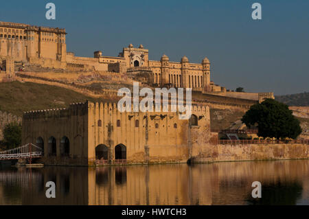 Das Amber Fort, herrliche befestigten Palast in der Nähe von Jaipur, Rajasthan, Indien. Diese Maharadscha-Residenz auf Maota See gelegen wurde in 2013 Unesco Stockfoto