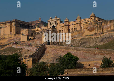 Das Amber Fort, herrliche befestigten Palast in der Nähe von Jaipur, Rajasthan, Indien. Diese Maharadscha-Residenz auf Maota See gelegen wurde in 2013 Unesco Stockfoto