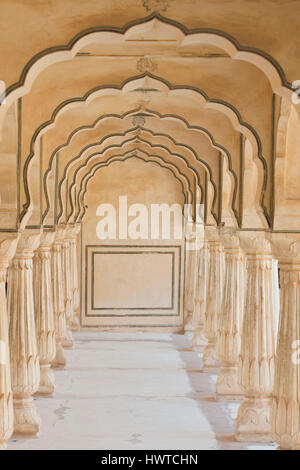Bögen im Amber Fort, herrliche befestigten Palast in der Nähe von Jaipur, Rajasthan, Indien. Diese Maharadscha-Residenz auf Maota See gelegen wurde in 20 Stockfoto