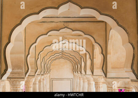 Bögen im Amber Fort, herrliche befestigten Palast in der Nähe von Jaipur, Rajasthan, Indien. Diese Maharadscha-Residenz auf Maota See gelegen wurde in 20 Stockfoto