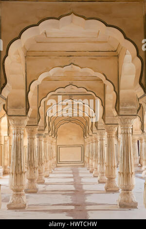 Bögen im Amber Fort, herrliche befestigten Palast in der Nähe von Jaipur, Rajasthan, Indien. Diese Maharadscha-Residenz auf Maota See gelegen wurde in 20 Stockfoto