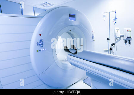 CT (Computertomographie-Tomographie) Scanner im Krankenhauslabor. Gesundheitswesen, Medizintechnik, High-Tech-Ausrüstung und Diagnose-Konzept mit Textfreiraum. Stockfoto