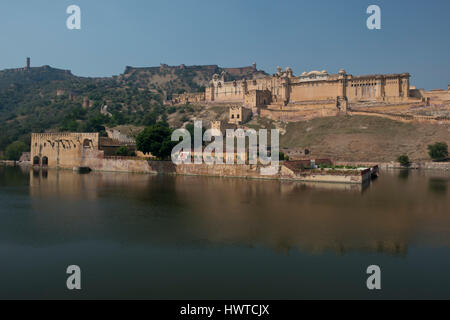 Das Amber Fort, herrliche befestigten Palast in der Nähe von Jaipur, Rajasthan, Indien. Diese Maharadscha-Residenz auf Maota See gelegen wurde in 2013 Unesco Stockfoto