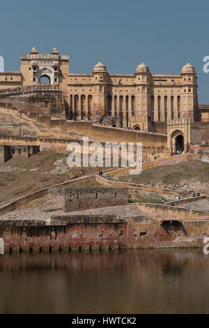Das Amber Fort, herrliche befestigten Palast in der Nähe von Jaipur, Rajasthan, Indien. Diese Maharadscha-Residenz auf Maota See gelegen wurde in 2013 Unesco Stockfoto
