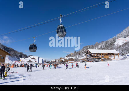 Skilifte über dem zentralen Chaudanne Gebiet in Meribel in Die drei Täler Skigebiet in Frankreich Stockfoto