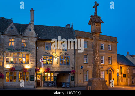 Englischer Bürgerkrieg-Denkmal auf dem Marktplatz mit den Königen Arms Pub und Hotel darüber hinaus, Stow-On-The-Wold, Gloucestershire, England Stockfoto