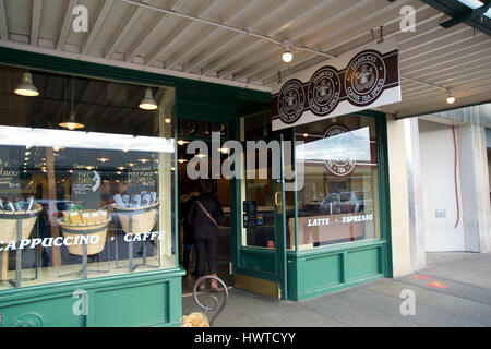 SEATTLE, WASHINGTON, USA - JAN 23, 2017:1912 Pike Place oft bezeichnet als die 1. Starbucks-Filiale aber in der Tat die 2. Lage ist. 1. Laden war 2000 Western Avenue im Meer. Stockfoto