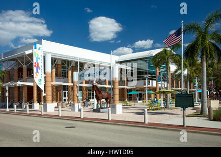 Fort Myers Regional Library Cornog Plaza in der Innenstadt von ft. Myers, Florida, USA Stockfoto
