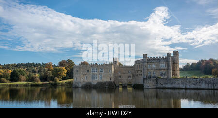 Leeds Castle, Kent, UK - Panorama des Schlosses und des Geländes und seiner Reflexion über das Wasser des Grabens Stockfoto