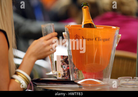 VEUVE CLICQUOT Champagner BAR YORK RACECOURSE YORK RACECOURSE YORK RACECOURSE YORK ENGLAND 13. Mai 2011 Stockfoto