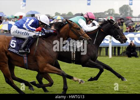 Im Laufe der Zeit vor der süßen TATTERSALLS MUSIDORA STKS KNAVESMIRE YORK RACECORSE ENGLAND 16. Mai 2007 Stockfoto