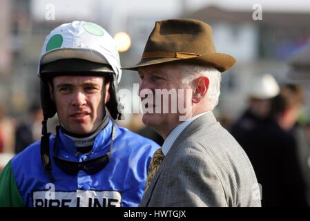 TIMOTHY MURPHY & MARTIN Rohr JOCKEY & RACE HORSE TRAINER CHELTENHAM RACECOURSE CHELTENHAM ENGLAND 15. März 2006 Stockfoto