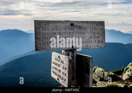 Ein Wegpunkt Appalachian Mountain Club leitet Wanderer auf dem Franconia Ridge Abschnitt des Appalachian Trails in New Hampshire Stockfoto