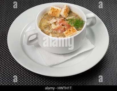Rahmsuppe mit Croutons. Stockfoto