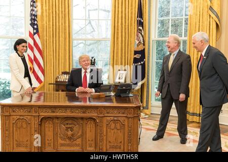 US-Präsident-elect Donald Trump teilt einen Lachen nach der Vereidigung von Seema Verma, links, als Administrator des Centers for Medicare and Medicaid Services im Oval Office des weißen Hauses 14. März 2017 in Washington, DC. Stand mit Trumpf sind links nach rechts: Seema Verma, HHS Sekretärin Tom Price und Vizepräsident Mike Pence. Stockfoto