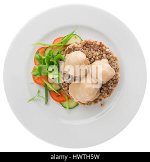 Buchweizen mit Frikadellen auf dem weißen Hintergrund. Stockfoto